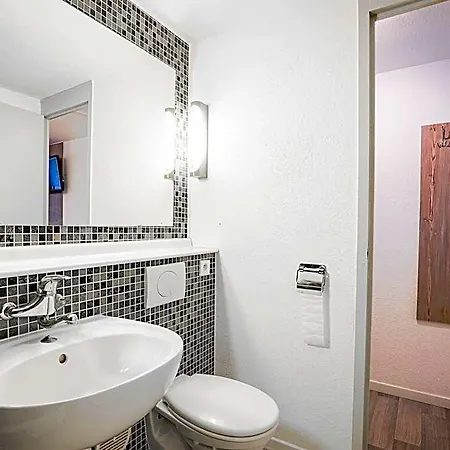 호텔 Kyriad Direct Lille Nord - 2*